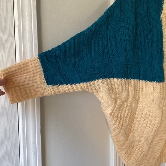 Women’s color block cable knit oversized shrug - Picture 5 of 7